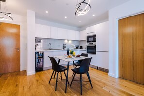 Appartement | Cuisine privée | Réfrigérateur, four à micro-ondes, un four, surface de cuisson