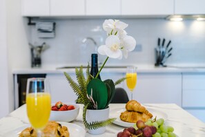 Departamento | Cocina privada | Refrigerador, microondas, horno y parrilla de estufa 