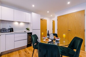 Apartment | Private kitchen | Fridge, microwave, oven, stovetop - Skeek Groundfloor Apartment with Wine Fridge (Birmingham)