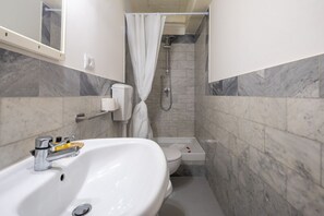 Bruser, hårtørrer, bidet, håndklæder