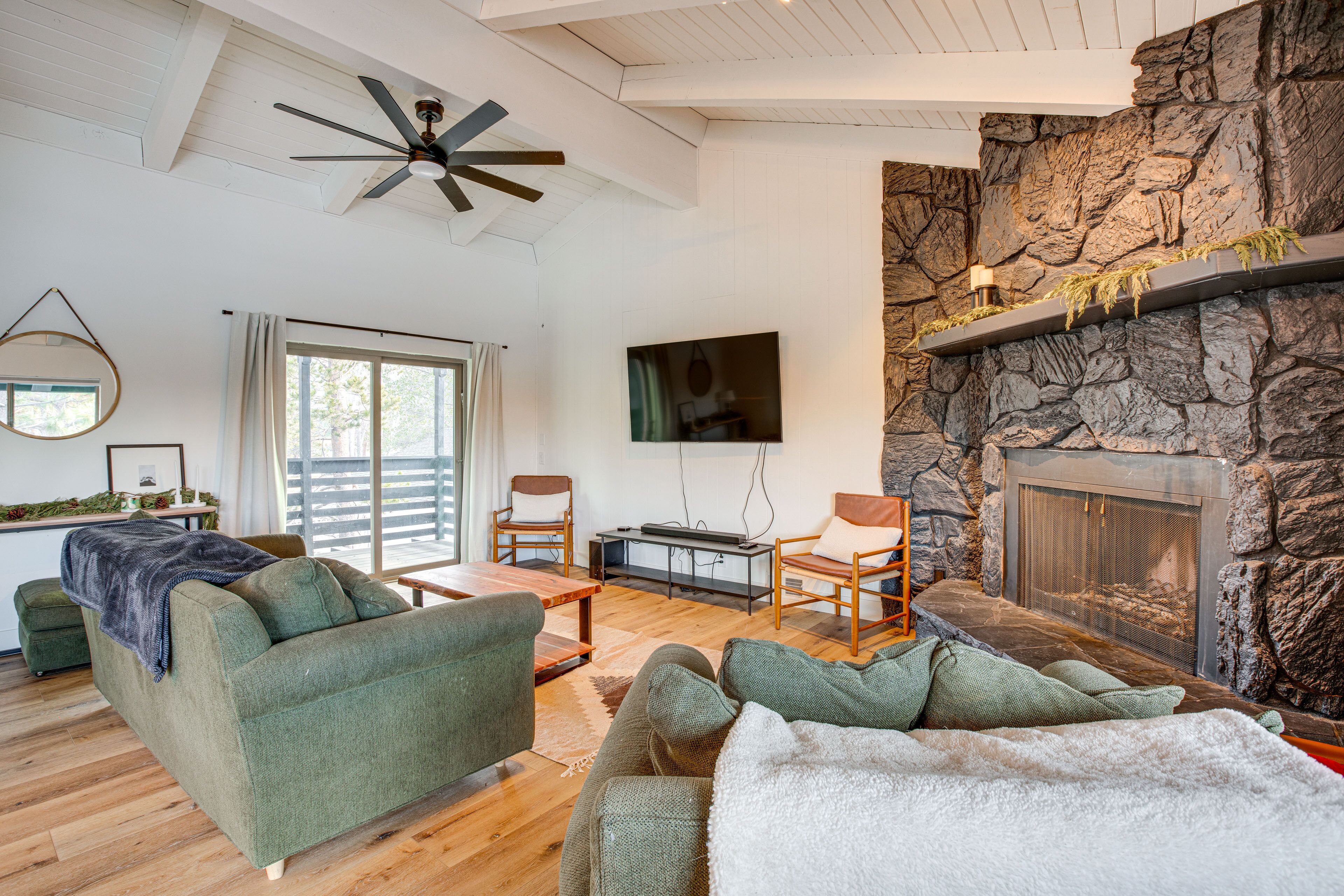 Lake Tahoe Home w/ Mountain Views, 6 Mi to Skiing!
