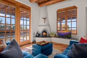 Smart TV, fireplace, DVD player, books - 2-Bedroom Home | Golf Course | Pool | Billiards and more! (Santa Fe)