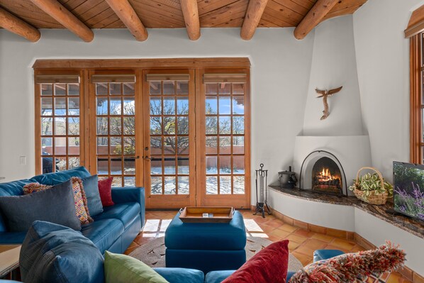 Smart-tv, een open haard, een dvd-speler en boeken