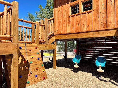 1 BR King No stairs! Perfect for Couples- Pets Welcome!