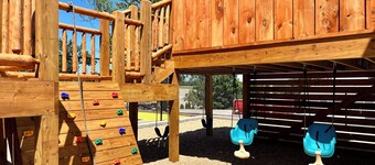 1 BR King No stairs! Perfect for Couples- Pets Welcome!