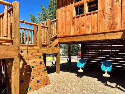 1 BR King No stairs! Perfect for Couples- Pets Welcome!