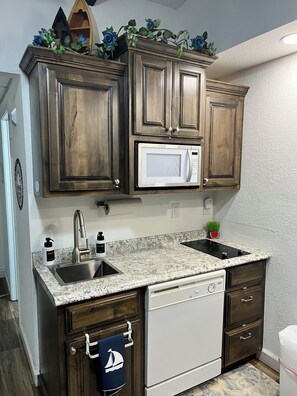 Refrigerador, microondas, placa de cocina, lavavajillas