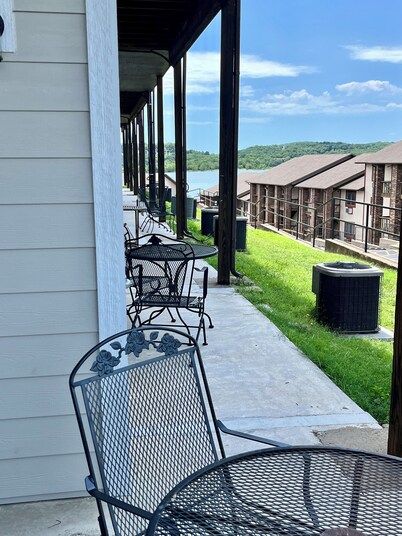 1 BR Lake Condo Perfect Couples Getaway-No stairs! King Bed
