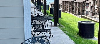 1 BR Lake Condo Perfect Couples Getaway-No stairs! King Bed