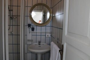 淋浴設備、風筒、坐浴桶、提供毛巾