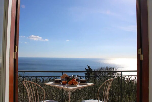 Outdoor dining - Baia di Nerano is the ideal accommodation for those who like to relax (Nerano)