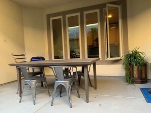 Outdoor dining - Modern, king beds, pools, parks, pet OK, 5 mins toYMCA ,Store and top golf (Meridian)