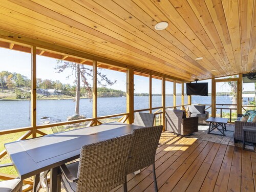 Janmother's Cabin, easy walk to The Social on Lake Martin, Castaway Island