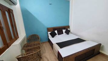 1 bedroom, bed sheets