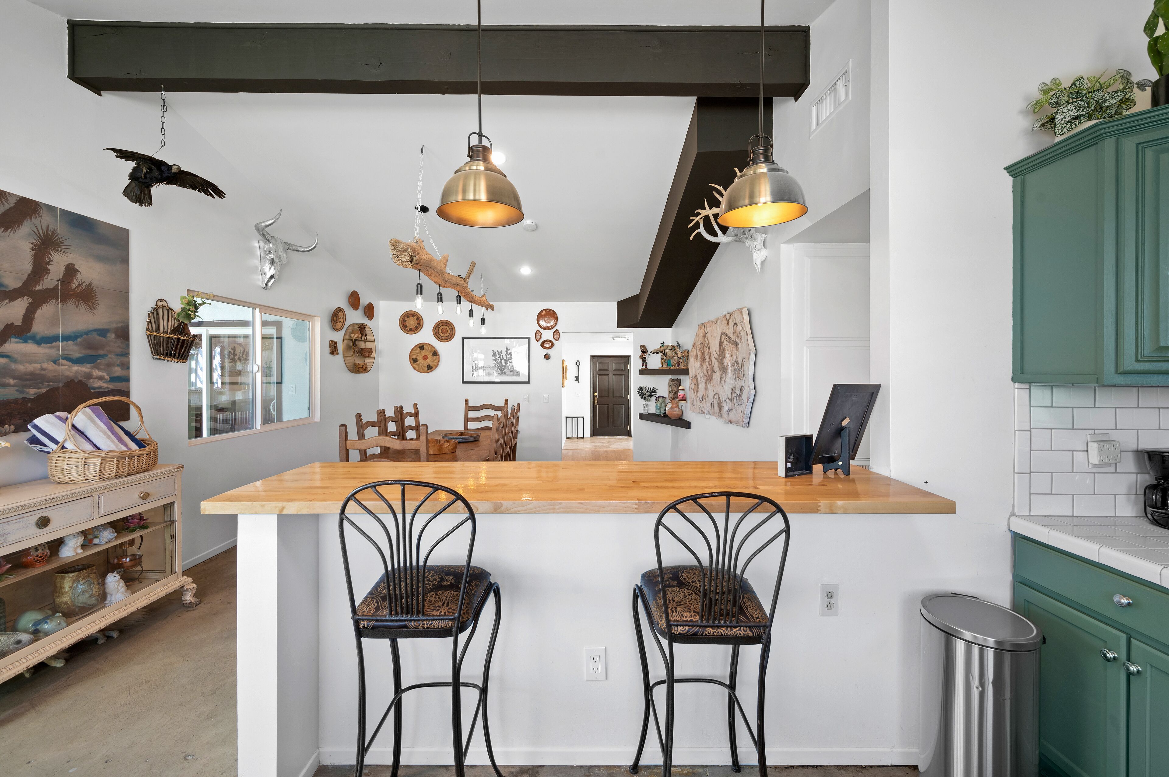 Casa design | Cozinha privada | Geladeira grande, micro-ondas, fogão, cooktop