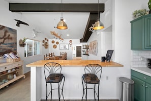 Design-talo | Yksityinen keittiö | Täysikokoinen jääkaappi, mikroaaltouuni, uuni, liesi