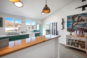 บ้านพักดีไซน์ | ครัวส่วนตัว | ตู้เย็นขนาดใหญ่, ไมโครเวฟ, เตาอบ, เตาประกอบอาหาร