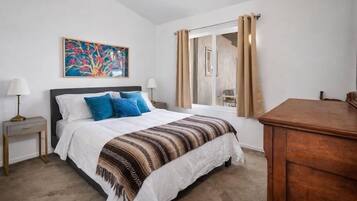 Design House | Desk, iron/ironing board, free WiFi