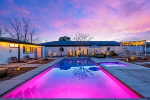 Outdoor pool, free cabanas - The Rosemary House Yucca Valley (Yucca Valley)