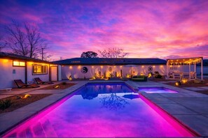 Outdoor pool, free pool cabanas - The Rosemary House Yucca Valley (Yucca Valley)