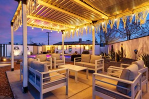 Outdoor dining - The Rosemary House Yucca Valley (Yucca Valley)