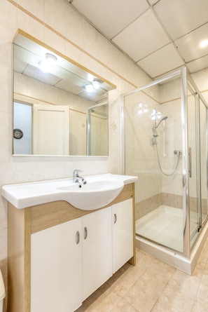 Shower, hair dryer, towels - Enormous luxury 3-storey townhouse, rooftop EGAS1-1 (Floriana)