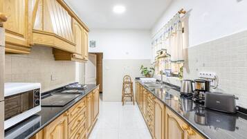 Een koelkast, een magnetron, een oven, een koffiezetapparaat/waterkoker