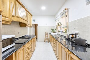 Kylskåp, mikrovågsugn, ugn och kaffe- och tebryggare