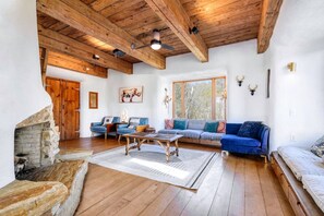 スマートテレビ、暖炉、DVD プレーヤー、テーブルサッカー台