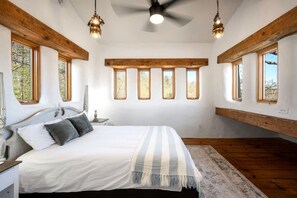 7 sovrum, skrivbord, strykjärn/strykbräda och resesäng