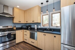 冷蔵庫、電子レンジ、オーブン、コンロ