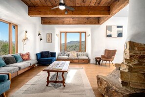 Smart-tv, eldstad, dvd-spelare och bordsfotboll