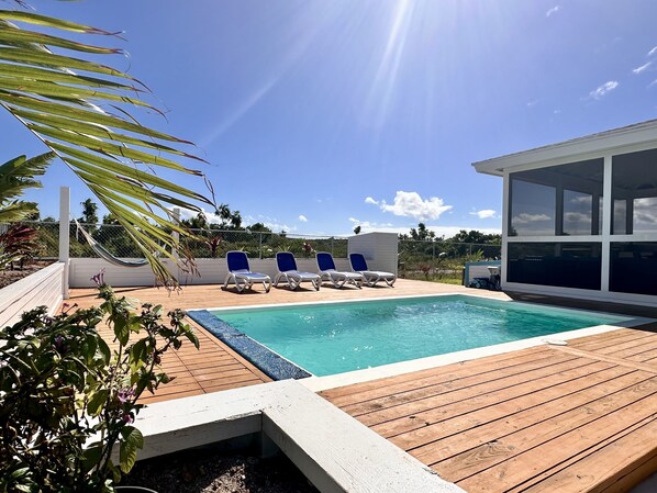 Outdoor pool - Charming house offers a relaxing holiday on the beautiful island of San Salvador (Cockburn Town)