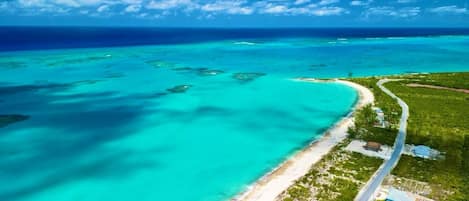 Playa en los alrededores, camastros y toallas de playa