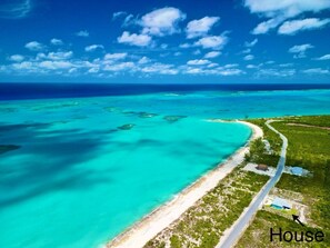 Beach nearby, sun-loungers, beach towels - Charming house offers a relaxing holiday on the beautiful island of San Salvador (Cockburn Town)