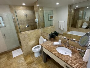 Hair dryer, towels, soap, shampoo - Luxury Apartment on Brickell Ave. (Miami)