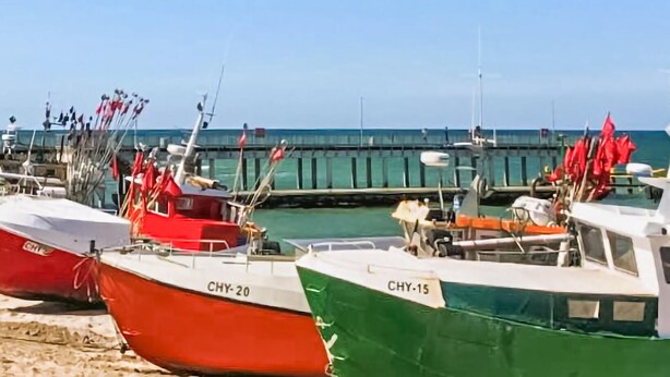En lysthavn med flere både i havn, heraf to med navnene 'CHY-20' og 'CHY-15'.