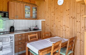 Refrigerador, microondas, parrilla de estufa y utensilios de cocina 