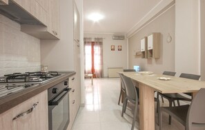 Fridge, stovetop, coffee/tea maker, cookware/dishes/utensils - 3 bedroom stunning home in Menfi (Menfi)