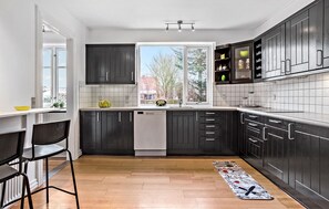 Kjøleskap, ovn, kokeplater og oppvaskmaskin