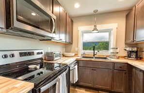 Fridge, microwave, oven, stovetop - Chestnut Mountain View Cottage (Canton)