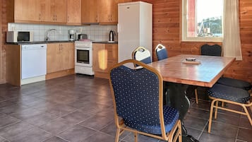 Een koelkast, een oven, een kookplaat, een vaatwasser