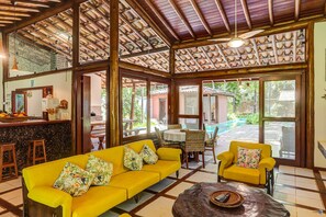 Dining - Casa Clareia Para até 12 Pessoas com Piscina a 150 Metros da Praia da Concha (Itacaré)