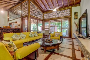 Living area - Casa Clareia Para até 12 Pessoas com Piscina a 150 Metros da Praia da Concha (Itacaré)