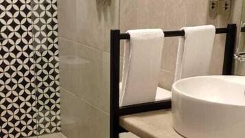 Un bagno moderno con un water, un lavandino e un portasciugamani.