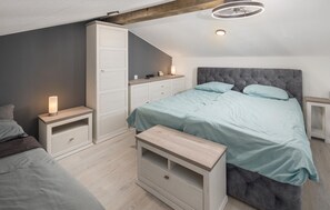 WiFi (無料)、ベッドシーツ