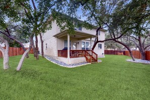 Exterior - 2-story house with back patio, grill, streaming, washer/dryer, & 2 living areas (San Antonio)