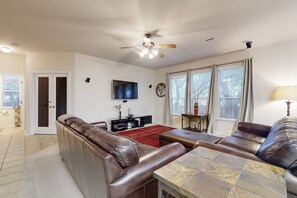 TV - 2-story house with back patio, grill, streaming, washer/dryer, & 2 living areas (San Antonio)