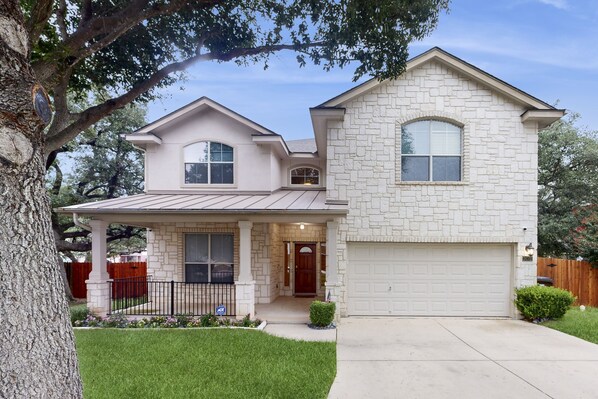 Exterior - 2-story house with back patio, grill, streaming, washer/dryer, & 2 living areas (San Antonio)