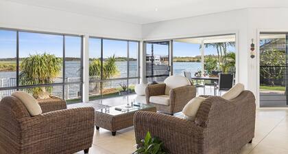 Jeffery River Retreat - Private Pontoon Paradise - Holiday Yamba